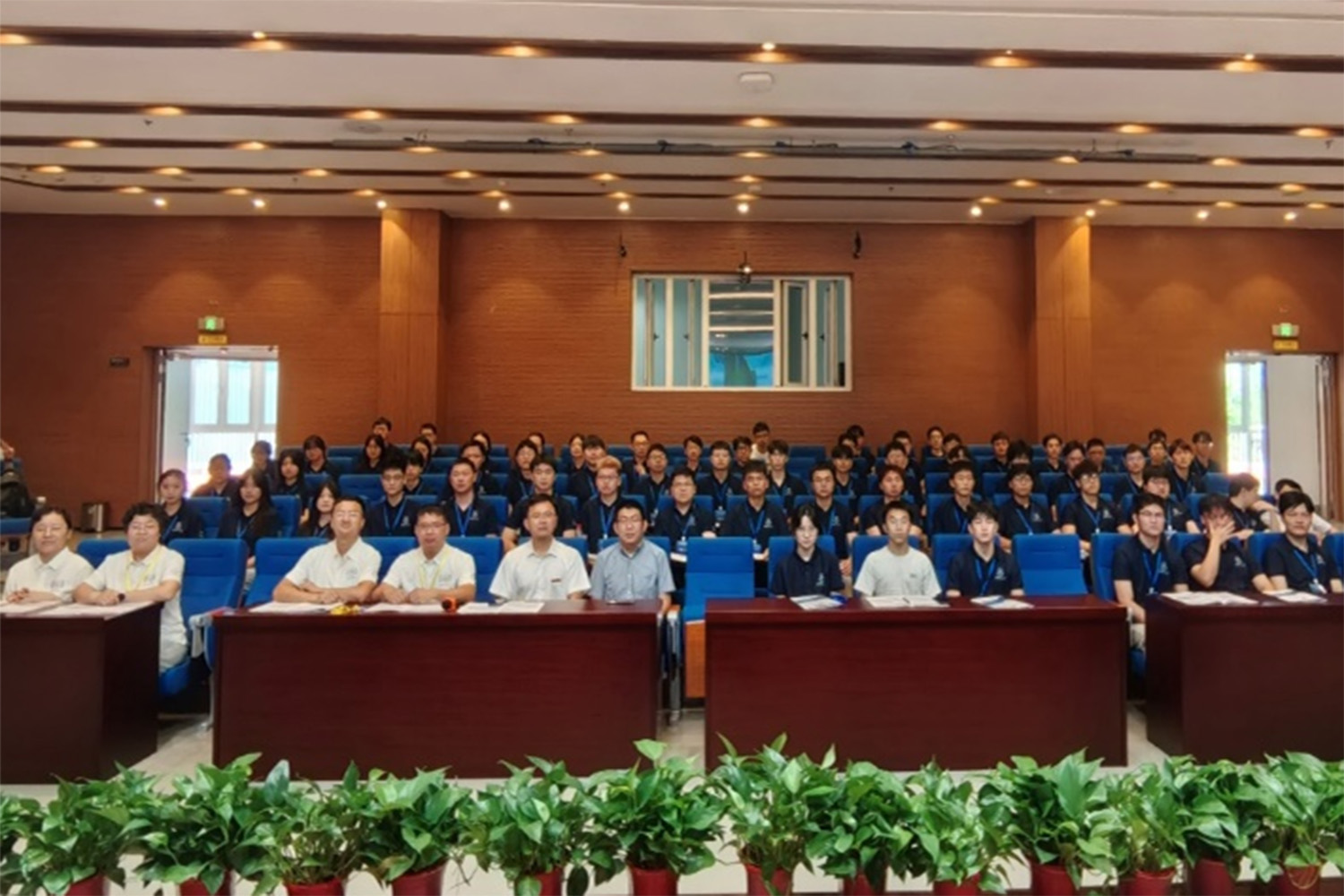 实习合照压缩3.jpg