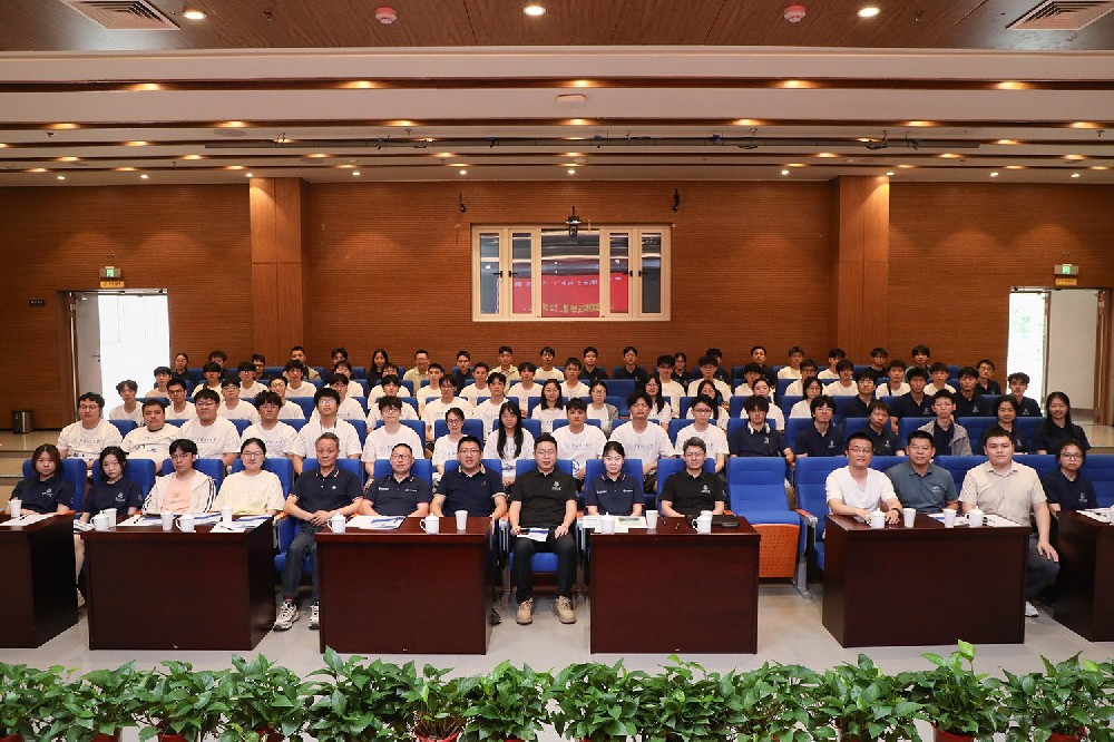 东华理工大学学生在中子中心参加实习