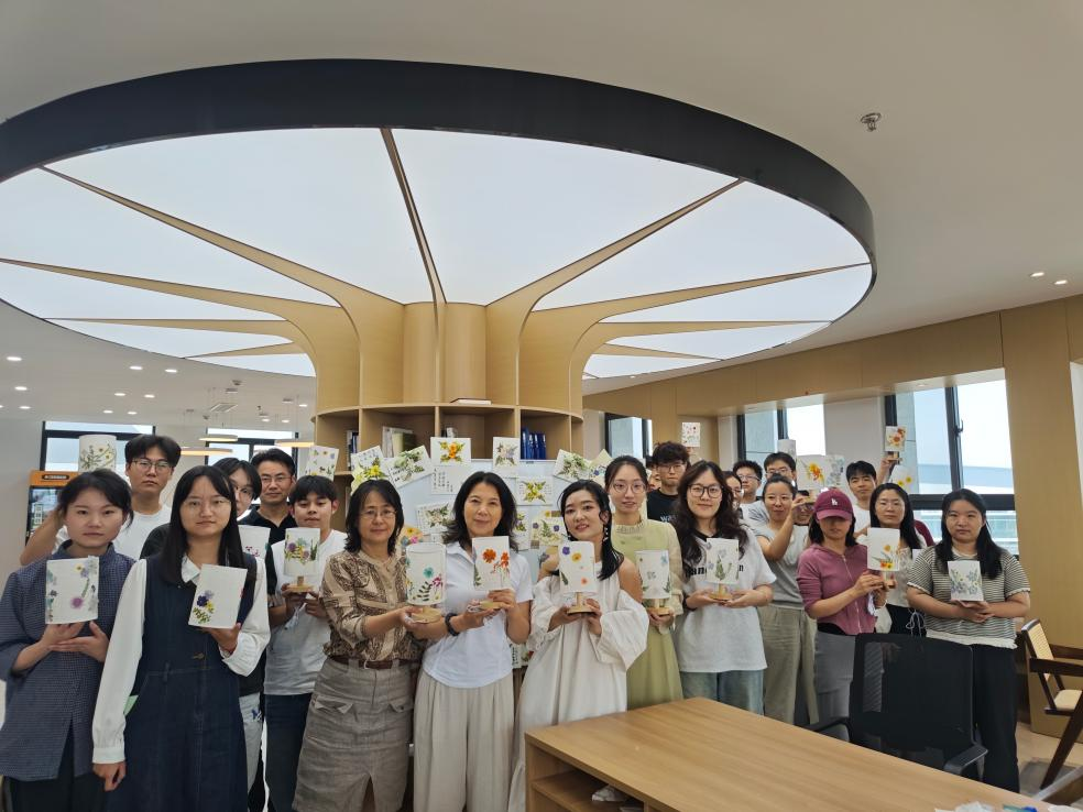 能源研究院举办“花寄师语·纸载心意”教师节主题活动